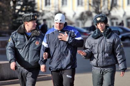 Попытка провести несанкционированный митинг в Ставрополе. На снимке: задержание участника митинга.