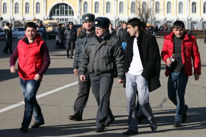 Попытка провести несанкционированный митинг в Ставрополе. На снимке: полиция на митинге в окружении людей южных национальностей.