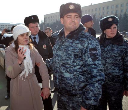 Попытка провести несанкционированный митинг в Ставрополе. На снимке: задержание полицейскими блоггера Оксаны `Вельва` Борисовой.