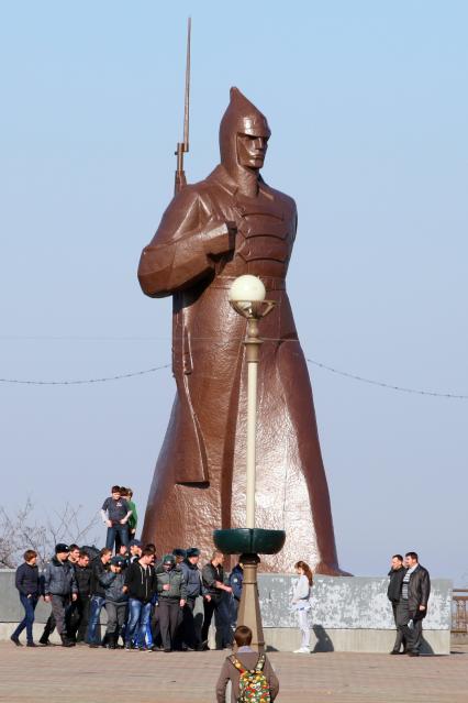 Попытка провести несанкционированный митинг в Ставрополе. На снимке: участники митинга и представители полиции на площади около памятника солдату-красногвардейцу.