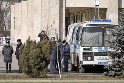 В городе Невинномысске Ставропольского края предотвратили несанкционированный митинг `Ставрополье - не Кавказ`. На снимке: полицейский автомобиль и представители полиции.