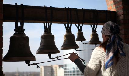 В Ставрополе в строящемся храме преподобного Сергия Радонежского открылась школа звонарей. На снимке: женщина с колоколами.