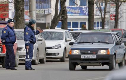 Угроза взрыва в ставропольском банке. На снимке: работа полицейских на месте угрозы.