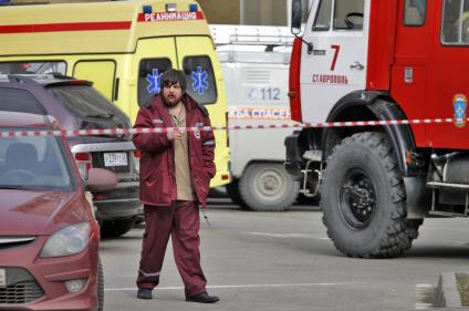 Угроза взрыва в ставропольском банке. На снимке: реаниматолог на месте угрозы.