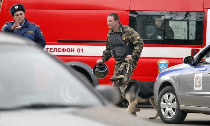 Угроза взрыва в ставропольском банке. На снимке: работа подразделений специального назначения на месте угрозы.