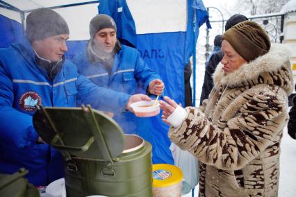 В Ставрополе в мороз накормили малоимущих. На снимке: представители `Ставропольского православного братства святого духа` раздают еду малоимущим.