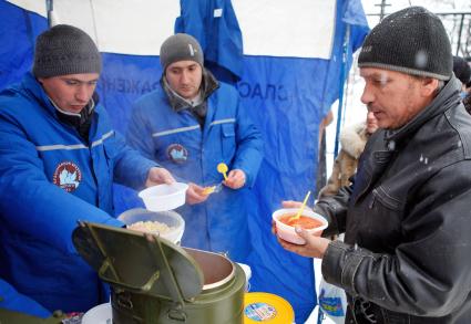 В Ставрополе в мороз накормили малоимущих. На снимке: представители `Ставропольского православного братства святого духа` раздают еду малоимущим.
