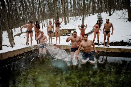 Старый Новый год жители столицы Ставропольского края отметили ледяным заплывом. На снимке: молодежь прыгает в прорубь.