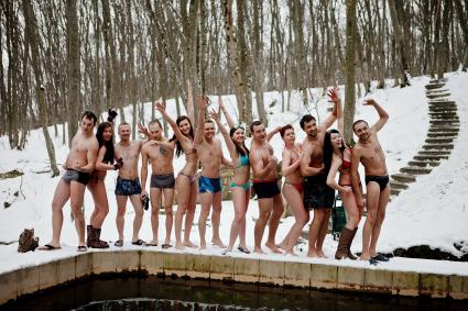 Старый Новый год жители столицы Ставропольского края отметили ледяным заплывом. На снимке: молодежь перед прорубью.