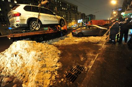 Эвакуация автомобилей с улиц Москвы.