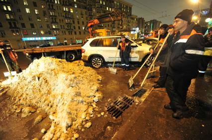 Гастарбайтеры с лопатами.