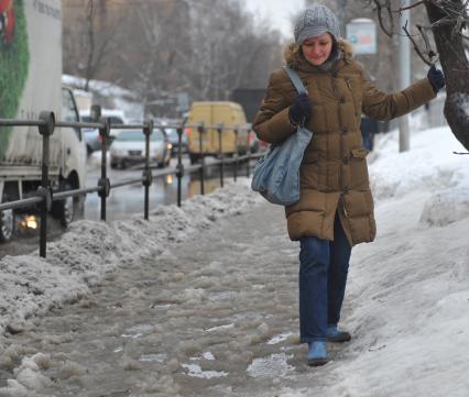 Слякоть на зимних улицах города.