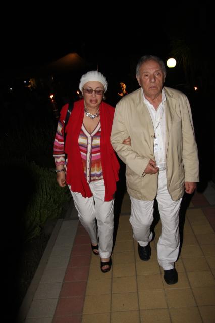 Диск55. \"Кинотавр\" 2008 год. На снимке: режиссер Тодоровский Петр с женой