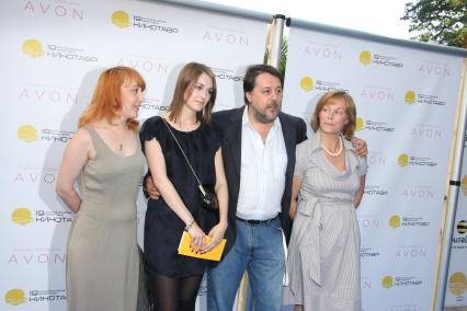 Диск55. \"Кинотавр\" 2008 год. На снимке: режиссер и продюсер Манский Виталий с женой (справа) и дочерью (вторая слева)