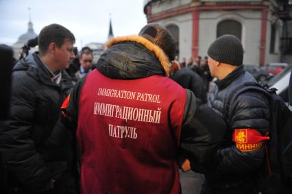 Казанский вокзал. Дружинники совместно с сотрудниками ФМС проводят рейд по выявлению незаконных мигрантов. На снимке: иммиграционный патруль