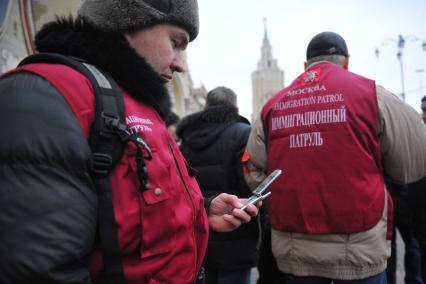 Казанский вокзал. Дружинники совместно с сотрудниками ФМС проводят рейд по выявлению незаконных мигрантов.