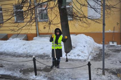 Уборка снега и льда с улиц Москвы. На снимке: дворникс лопатой.