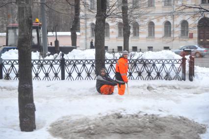 Уборка снега и льда с улиц Москвы. На снимке: дворники.