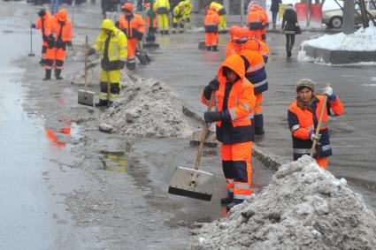 Уборка снега и льда с улиц Москвы. На снимке: дворники.