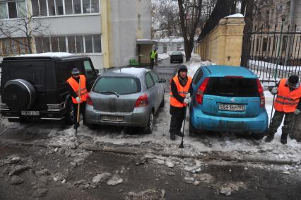 Уборка снега и льда с улиц Москвы. На снимке: дворники.