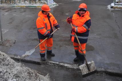 Уборка снега и льда с улиц Москвы. На снимке: дворники.