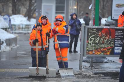 Уборка снега и льда с улиц Москвы. На снимке: дворники.