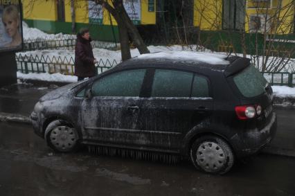 Последствия `ледяного дождя`. На снимке: автомобиль, покрытый снежно-ледяной коркой.