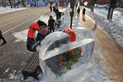 Парк `Сокольники`. Празднование Дня святого Валентина.  Фестиваль оттаявших сердец. На снимке: ледяное сердце с живыми розами.