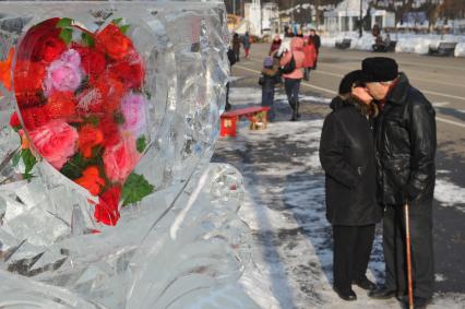 Парк `Сокольники`. Празднование Дня святого Валентина.  Фестиваль оттаявших сердец. На снимке: ледяное сердце с живыми розами.