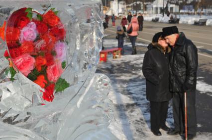 Парк `Сокольники`. Празднование Дня святого Валентина.  Фестиваль оттаявших сердец. На снимке: ледяное сердце с живыми розами.