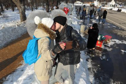 Парк `Сокольники`. Празднование Дня святого Валентина.  Фестиваль оттаявших сердец. На снимке: влюбленные.