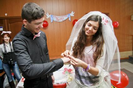 Студенческий загс в Алтайком Государственном Техническом Университете. На снимке: невеста одевает кольцо на палец мужа.