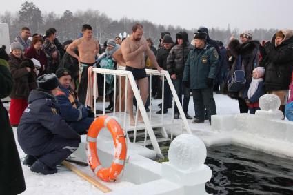 Празднование Крещения в Раифском Богородицком монастыре в Татарстане. На снимке: мужчина готовится зайти в прорубь.