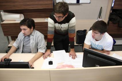 IT- Park в Казани. На снимке: мужчины работают за компьютерами.