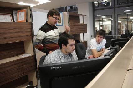 IT- Park в Казани. На снимке: мужчины работают за компьютерами.