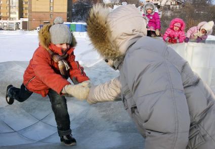 Детский ледовый городок. На снимке: дети на ледяной горке.