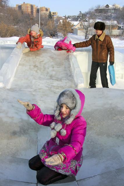 Детский ледовый городок. На снимке: дети на ледяной горке.