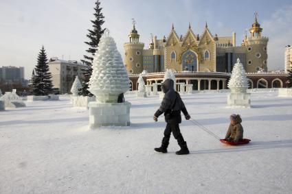 Детский ледовый городок на фоне кукольного театра в Казани.