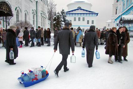 Очередь за святой водой к храму.