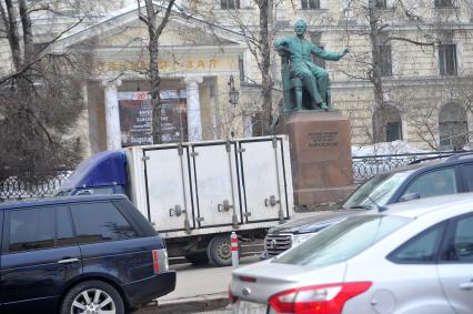 Большая Никитская улица. Памятник П.И.Чайковскому у здания Московской Консерватории.