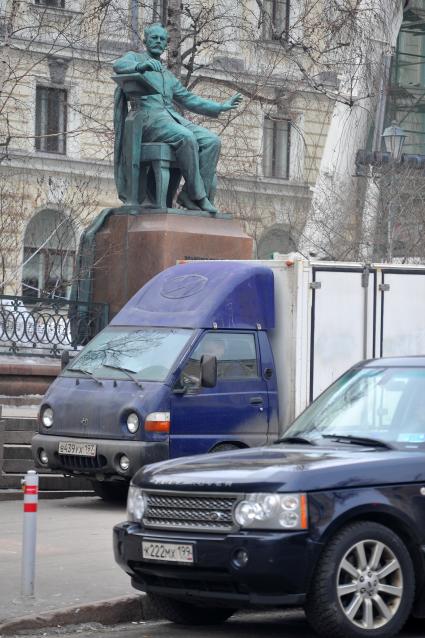 Большая Никитская улица. Памятник П.И.Чайковскому у здания Московской Консерватории.