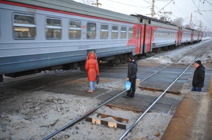 Балашиха. Железнодорожный переезд на станции `Салтыковская`, где под колесами електричек гибнут люди. 18 января электричка сбила молодую женщину - 25-летнюю Елену Соболеву.