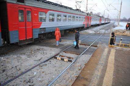 Балашиха. Железнодорожный переезд на станции `Салтыковская`, где под колесами електричек гибнут люди. 18 января электричка сбила молодую женщину - 25-летнюю Елену Соболеву.