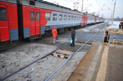 Балашиха. Железнодорожный переезд на станции `Салтыковская`, где под колесами електричек гибнут люди. 18 января электричка сбила молодую женщину - 25-летнюю Елену Соболеву.