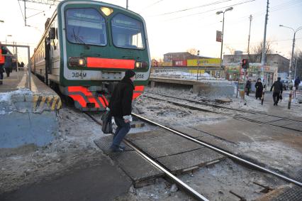 Балашиха. Железнодорожный переезд на станции `Салтыковская`, где под колесами електричек гибнут люди. 18 января электричка сбила молодую женщину - 25-летнюю Елену Соболеву.