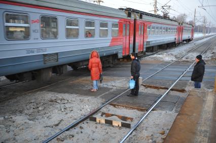 Балашиха. Железнодорожный переезд на станции `Салтыковская`, где под колесами електричек гибнут люди. 18 января электричка сбила молодую женщину - 25-летнюю Елену Соболеву.