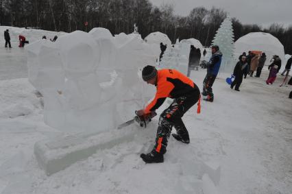 ПКиО `Кузьминки`. Снежное королевство `MultiGRAD`, открытое к 100-летию российского анимационного кино. На снимке: изготовление ледяных скульптур.