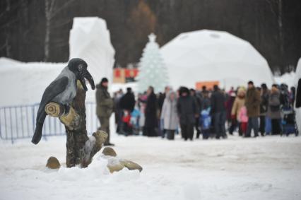 ПКиО `Кузьминки`.  На снимке: деревянная фигурка вороны.