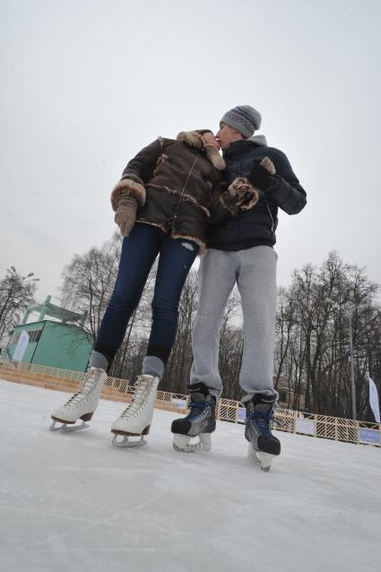 Парк `Сокольники`. Каток. На снимке: влюбленные.