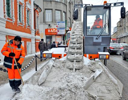 Последствия снегопада. На снимке: снегоуборочная техника на улицах города.